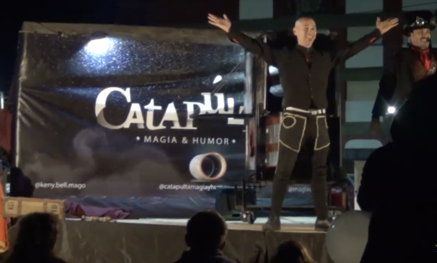 MAGIA Y HUMOR EN LA PLAZA «DEL RELOJ» DE SAN CLEMENTE CON EL ESPECTÁCULO «EMPATÍA»